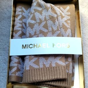 NWT MICHAEL Michael Kors Women's Hat and Scarf Set - Fall 2022